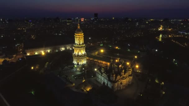 Vista aérea noturna de Kiev-Pechersk Lavra. Kiev, Ucrânia . — Vídeo de Stock