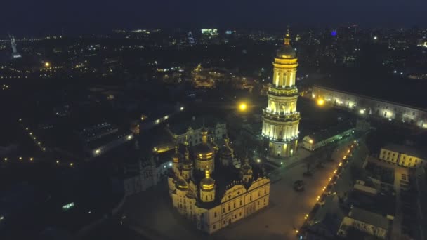 Νύχτα Αεροφωτογραφία της Κίεβο-Pechersk Λαύρα. Κίεβο, Ουκρανία. — Αρχείο Βίντεο