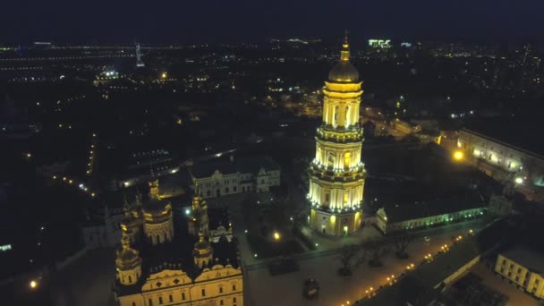 Luchtfoto van de nacht van Kiev Pechersk Lavra. Kiev, Oekraïne. — Stockvideo