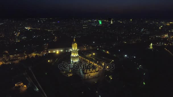 Vista aérea noturna de Kiev-Pechersk Lavra. Kiev, Ucrânia . — Vídeo de Stock