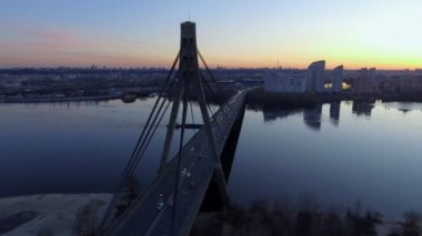 Kiev, Ukrayna. Hava yolu köprüsü - Dnieper Nehri üzerinde Moskova köprü görünümünü.
