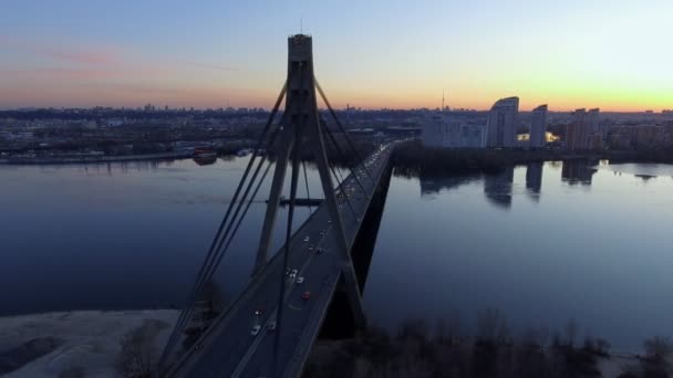 Kiev, Oekraïne. Luchtfoto van verkeersbrug - Moskou brug over de rivier Dnjepr. — Stockvideo
