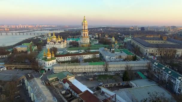 Kyjevskopečerská lávra,, je historický pravoslavný křesťanský klášter v Kiev.Ukraine — Stock video