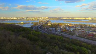 Cityscape. 4 k hava uçak Quadrocopter ile çekim. Kamera sinek Kiev şehri. Evler, sokaklar, Dnipro nehir, köprü çatılar.