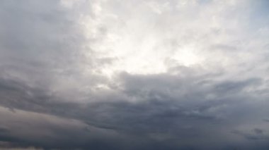 Zaman atlamalı dramatik yağmur bulutları