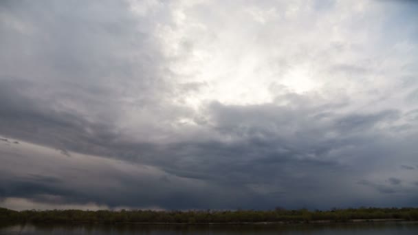 Caducidad de las nubes de lluvia dramáticas — Vídeos de Stock