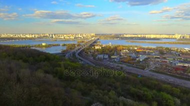 Kamera sinek Kiev şehri. Evler, sokaklar, Dnipro nehir, köprü çatılar.