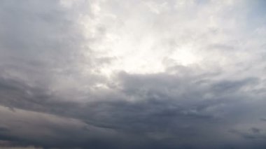 Zaman atlamalı dramatik yağmur bulutları