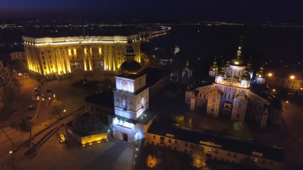 Monasterio de cúpula dorada Mikhailovsky en la plaza Mikhailovskaya en Kiev, Ucrania . — Vídeo de stock