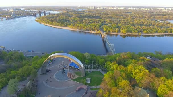 Kyiw, Ukraine - 16. April 2017: Luftaufnahme des Denkmals für die Völkerfreundschaft im Stadtzentrum in der Nähe des Europaplatzes — Stockvideo