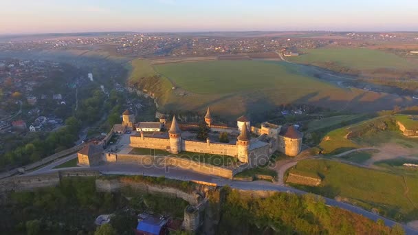 Vista aérea do castelo Kamenec-Podolsky. Kamianets-Podilskyi, Ucrânia . — Vídeo de Stock
