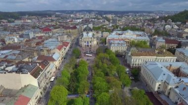 Anteni Old City Lviv, orta eski şehir bölüm. Avrupa şehir. Lviv Opera. Ukrayna.