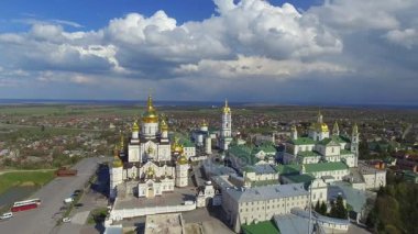 Pochaev Manastırı, Ortodoks Kilisesi, Pochayiv Lavra gün, Ukrayna Hava görünümünü.