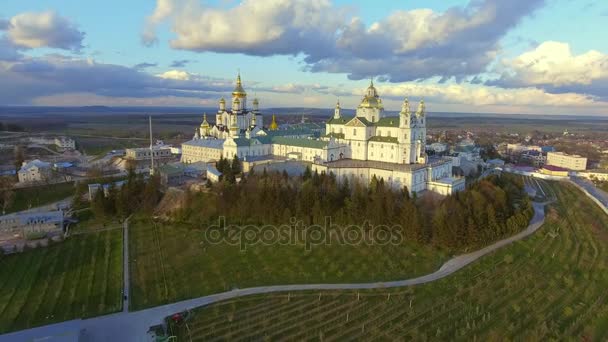 Vista aérea del Monasterio de Pochaev, Iglesia Ortodoxa, Pochayiv Lavra, Ucrania . — Vídeos de Stock