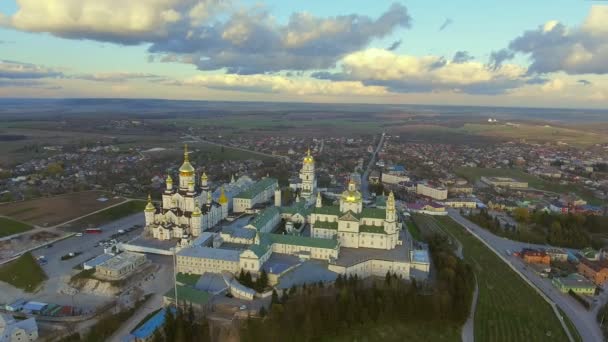 Luchtfoto van Pochaev klooster, orthodoxe kerk, Pochayiv Lavra, Oekraïne. — Stockvideo