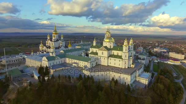 Flygfoto över Pochaev kloster, ortodoxa kyrkan, Pochayiv Lavra, Ukraina. — Stockvideo
