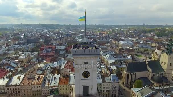 Vista aérea de la sala central y la torre de Lviv, Ucrania — Vídeos de Stock
