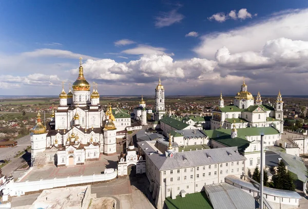 Letecký pohled na Pochaev klášter, pravoslavná církev, Počajivská lávra, Ukrajina. — Stock fotografie