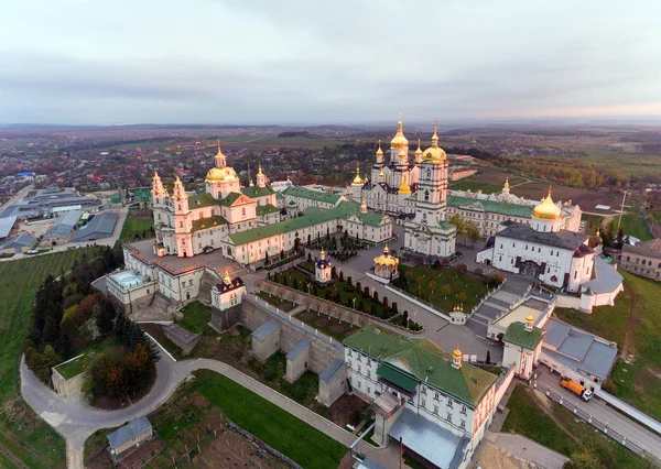 Luchtfoto van Pochaev klooster, orthodoxe kerk, Pochayiv Lavra, Oekraïne. — Stockfoto