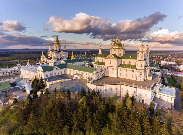 Luftaufnahme des pochaev-Klosters, der orthodoxen Kirche, pochayiv lavra, Ukraine. — Stockfoto