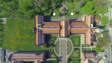 Chernivtsi Üniversitesi - Ukrayna en eski üniversitelerinden biri olan havadan görünümü
