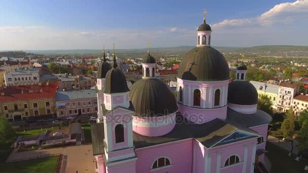 Αεροφωτογραφία του καθεδρικού ναού του Αγίου πνεύμα σε Τσέρνοβτσι, Ουκρανία. — Αρχείο Βίντεο