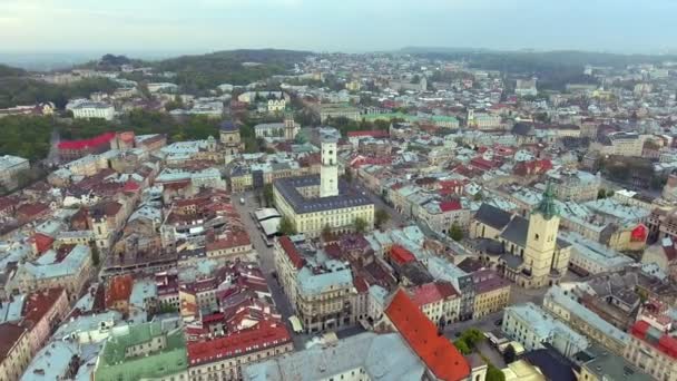 Vista aérea de la sala central y la torre de Lviv, Ucrania — Vídeos de Stock