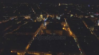 Lviv Opera gece hava görünümünü, orta bölüm eski şehir. Ukrayna.