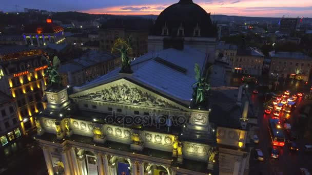 Львов, Украина - 26 апреля 2017 года: Ночной вид Львовской оперы с воздуха. Украина . — стоковое видео