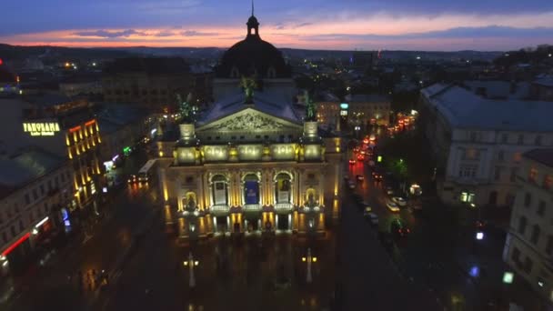 Lvov, Ukrajina - 26. dubna 2017: Noc letecký pohled na lvovské opery. Ukrajina. — Stock video