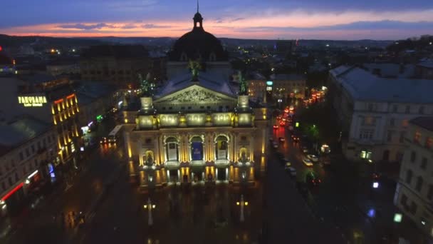 LVIV, UKRAINE - 26 avril 2017 : Vue aérienne de nuit de l'Opéra de Lviv. Ukraine . — Video