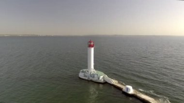 Havadan görünümü beyaz deniz feneri. Deniz Odessa Port. Ukrayna. Karadeniz.