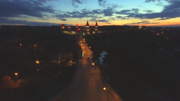 Vista aérea nocturna del castillo de Kamenec-Podolsky. Kamianets-Podilskyi, Ucrania . — Vídeos de Stock