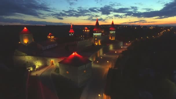 Luchtfoto van de nacht van Kamenec-Podolsky kasteel. Kamianets-Mohelerpodolsc, Oekraïne. — Stockvideo