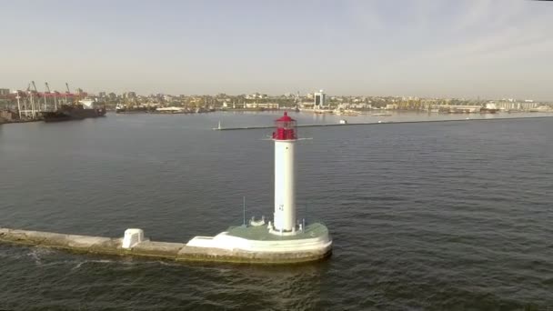 Vue aérienne du phare blanc. Port maritime d'Odessa. Ukraine. Mer Noire . — Video