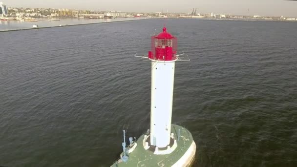 Пташиного польоту білий маяк. Морський порт Одеса. Україна. Чорне море. — стокове відео