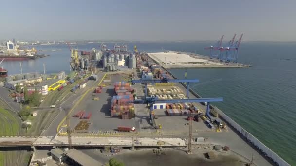 Vue aérienne sur le port de commerce maritime d'Odessa. Ukraine — Video