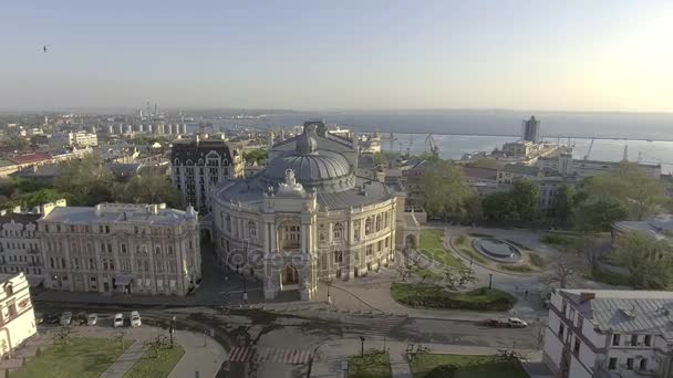 Flygfoto över operahuset Odessa i Ukraina — Stockvideo