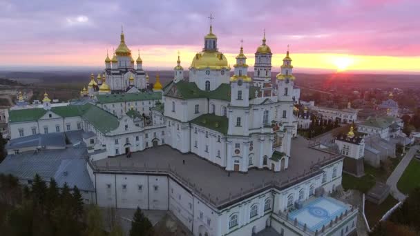 Вид с воздуха на Почаевский монастырь, Почаевская лавра, Украина . — стоковое видео