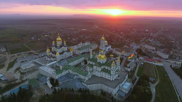 Vista aérea del monasterio de Pochaev, Pochayiv Lavra, Ucrania . — Vídeo de stock