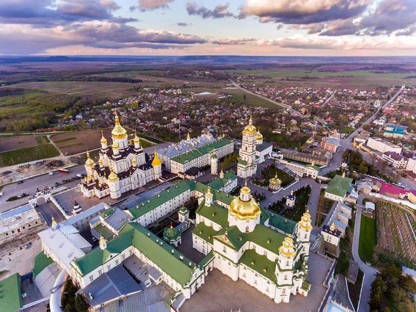 Luftaufnahme des pochaev-Klosters, der orthodoxen Kirche, pochayiv lavra, Ukraine. — Stockfoto