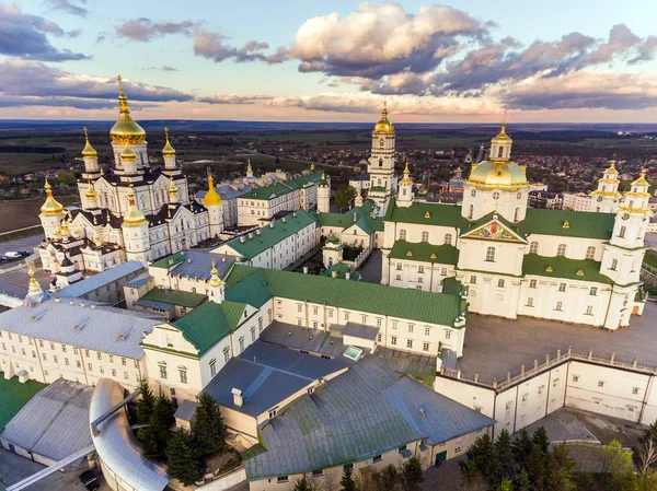 Luftaufnahme des pochaev-Klosters, der orthodoxen Kirche, pochayiv lavra, Ukraine. — Stockfoto