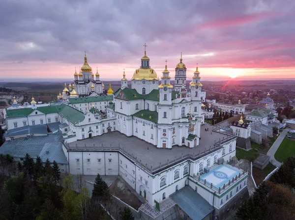Luchtfoto van Pochaev klooster, orthodoxe kerk, Pochayiv Lavra, Oekraïne. — Stockfoto