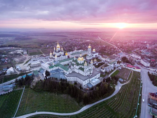 Luchtfoto van Pochaev klooster, orthodoxe kerk, Pochayiv Lavra, Oekraïne. — Stockfoto
