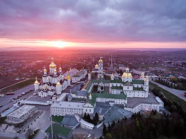 Luchtfoto van Pochaev klooster, orthodoxe kerk, Pochayiv Lavra, Oekraïne. — Stockfoto