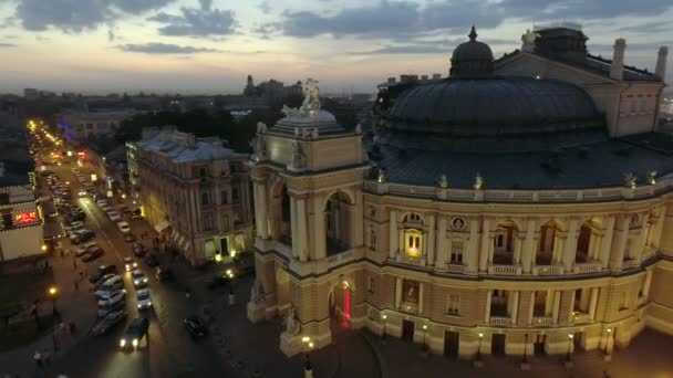 Vista aérea nocturna de la Ópera de Odessa en Ucrania — Vídeos de Stock