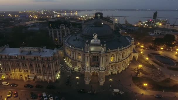 Nacht Luftaufnahme des Opernhauses von Odessa in der Ukraine — Stockvideo