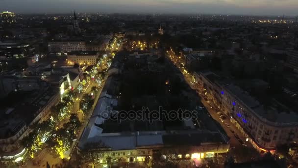 Центр Одессы на Дерибасовской улице ночью. Вид с воздуха — стоковое видео