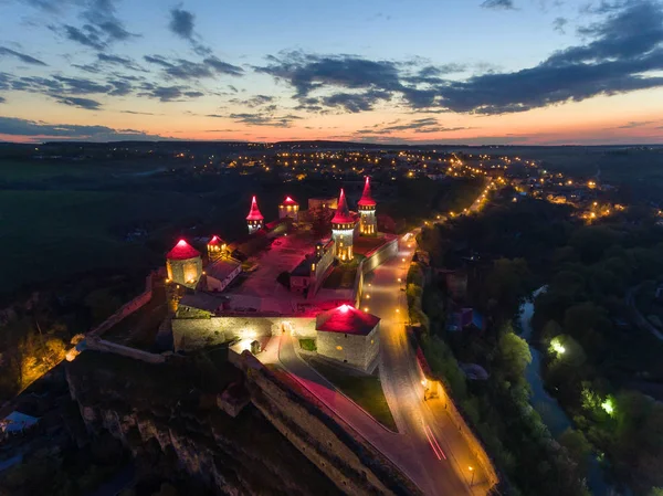 Letecký pohled na noční hradu Kamianets-Podilskyi, Ukrajina — Stock fotografie