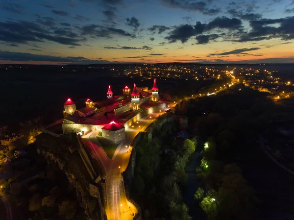 Luchtfoto van het nacht van Kamianets-Mohelerpodolsc kasteel in Oekraïne — Stockfoto